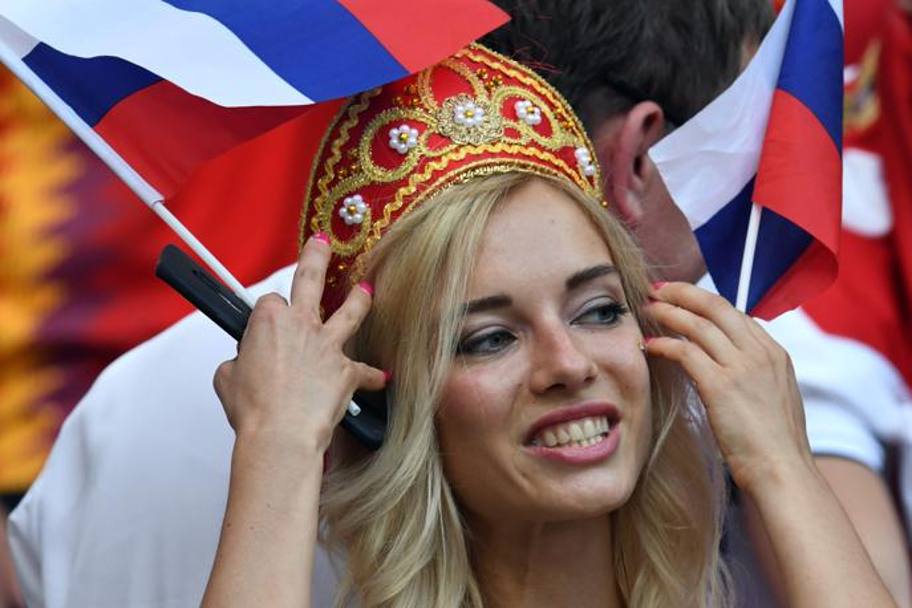 Una tifosa russa sugli spalti del Luzhniki di Mosca prima dell&#39;ottavo di finale tra Spagna e Russia. Afp